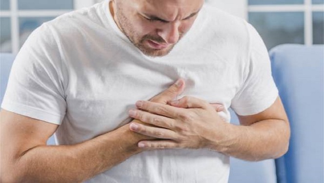 علائمی که به شما می‌گویند درد سینه‌تان به خاطر حمله قلبی نیست