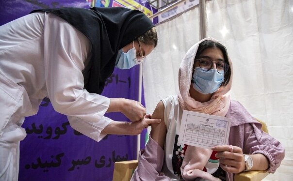 تزریق دوز سوم واکسن کرونا به افراد ۱۸ سال به بالا در ایران آغاز شد